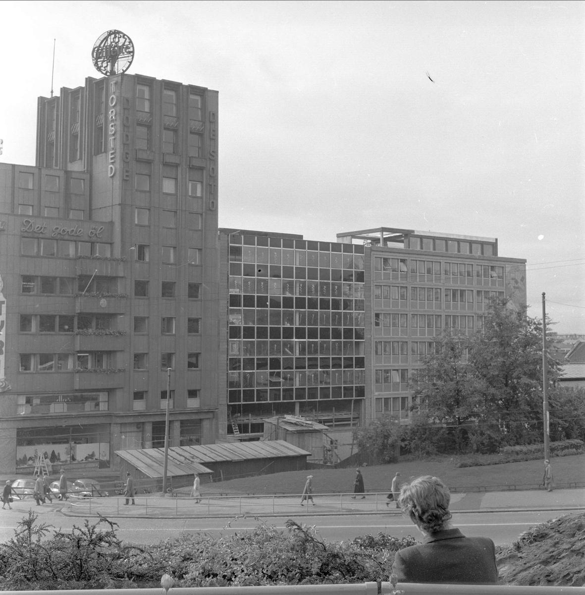 Antatt Ruseløkkveien, Oslo 13.09.1957. SAS-huset. Bygårder og park ...