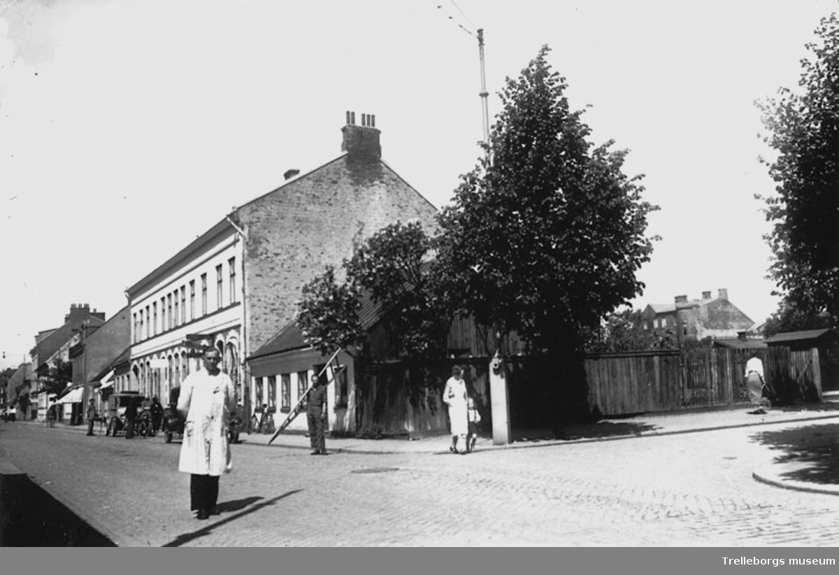 Östergatan vid kvarteret Bocken i Trelleborg den 30/5 1935. NV hörnet ...