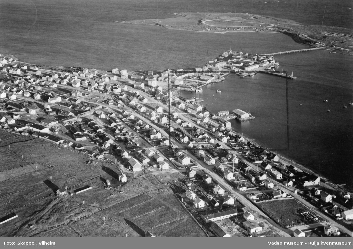 Flyfoto av Vadsø, 1953. - Vadsø museum - Ruija kvenmuseum / DigitaltMuseum