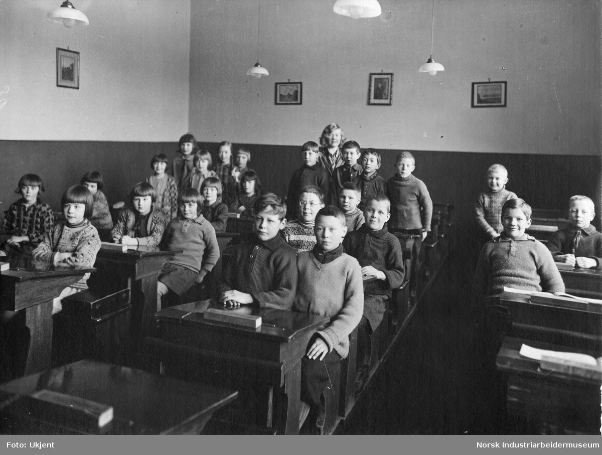 Skoleklasse i klasserom, muligens Tveito skole. Barn sitter ved ...