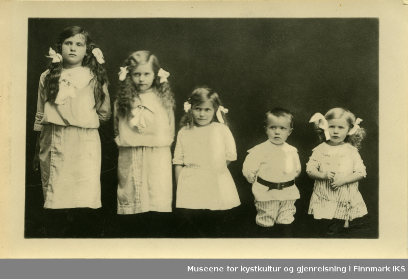 Hos fotografen: Emma, Haldis, Hildur, Kaare og Liv Moe i 1918.