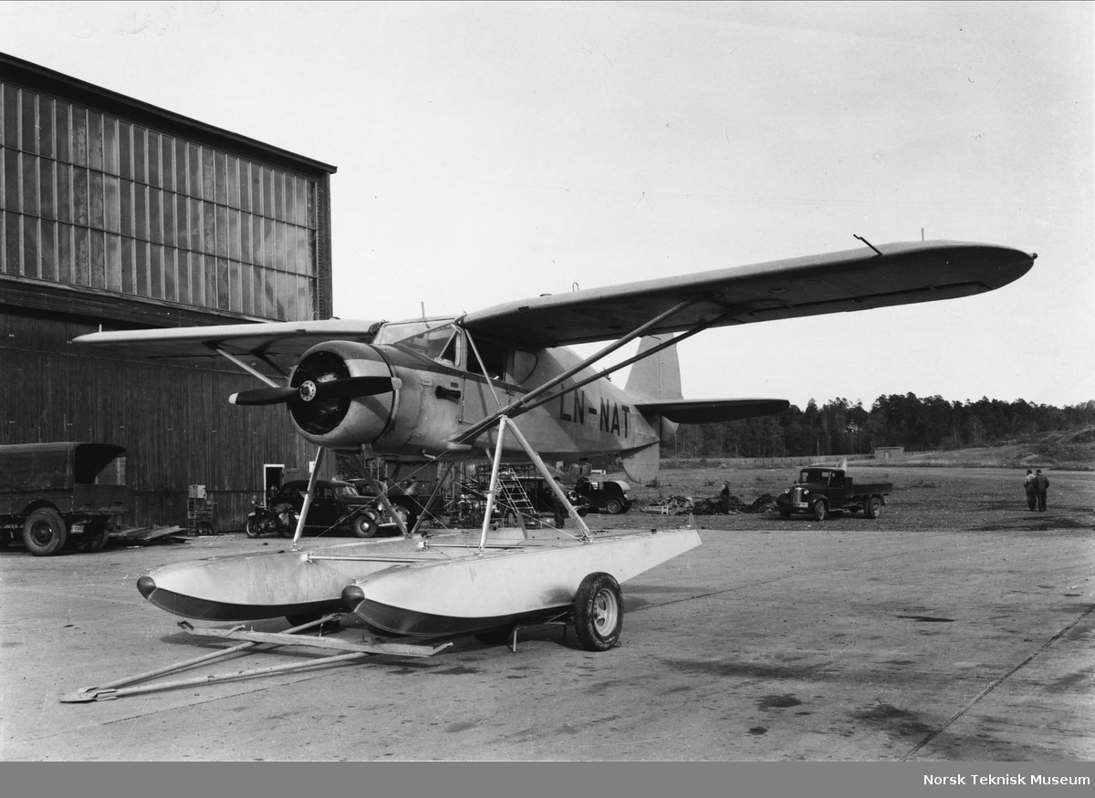 Sjøfly LN-NAT utenfor verkstedet til Norsk Flyindustri A/S - Norsk ...