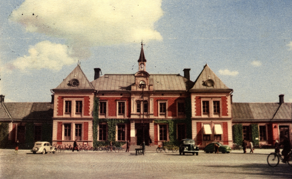 Centralstationen i Linköping. Bilar, cyklar och människor utanför ...