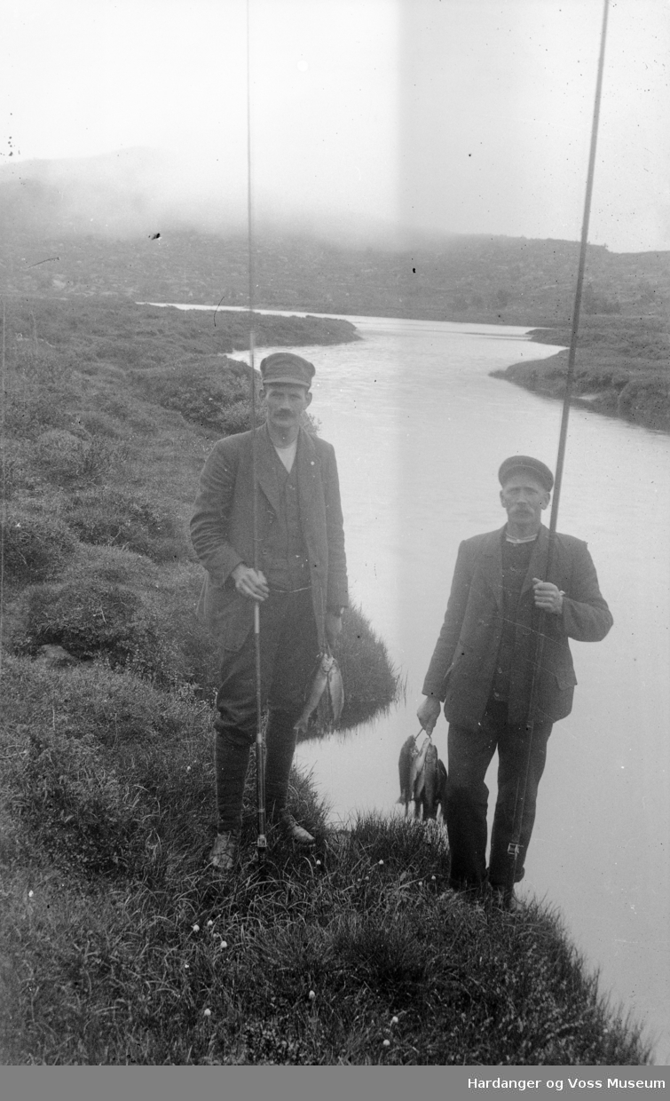 Odd O Ystanes Og Gunnar J Eidnes Pa Fiske I Veig Hardanger Og Voss Museum Digitaltmuseum