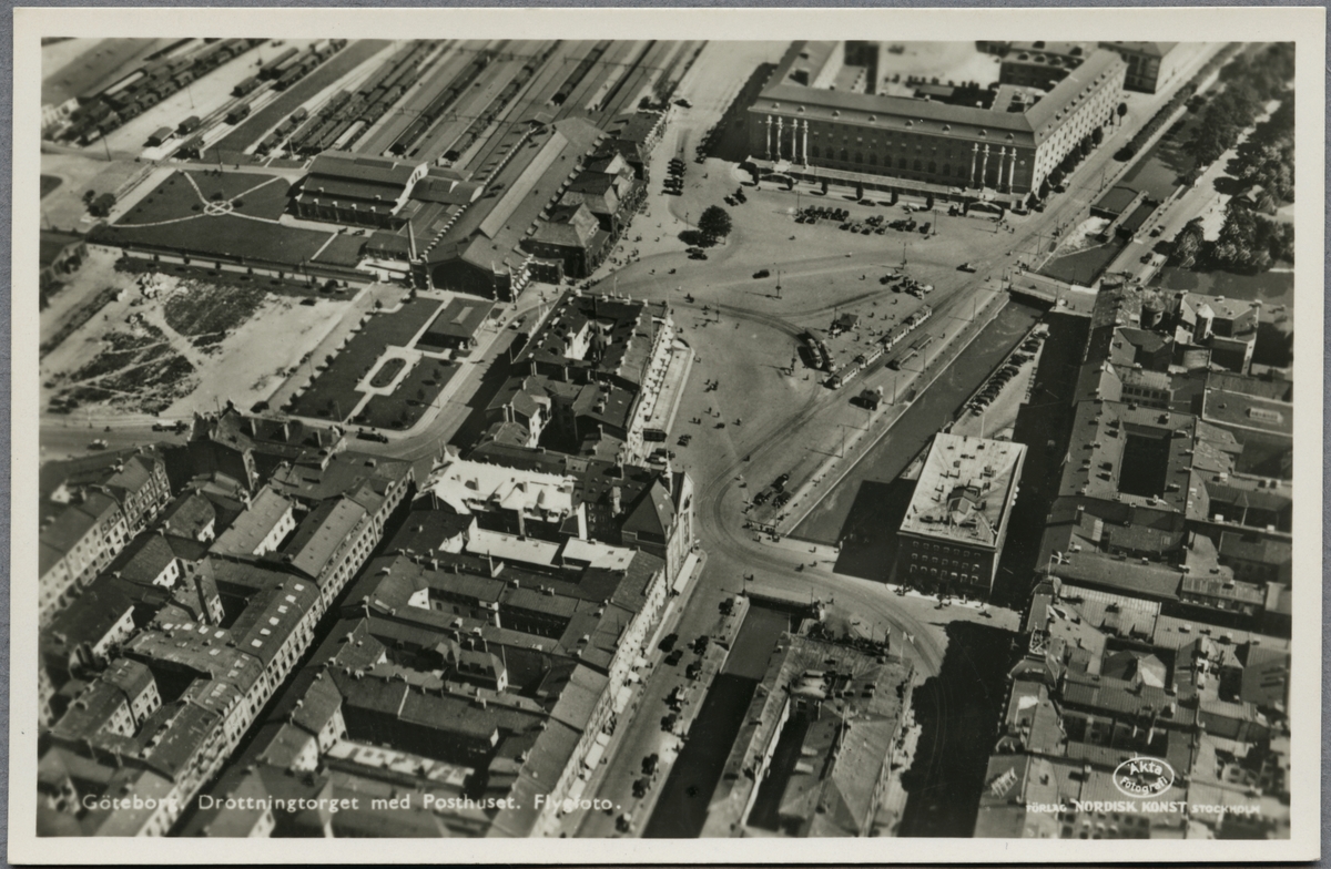 Flygfoto över Drottningtorget, Göteborg. - Järnvägsmuseet / DigitaltMuseum