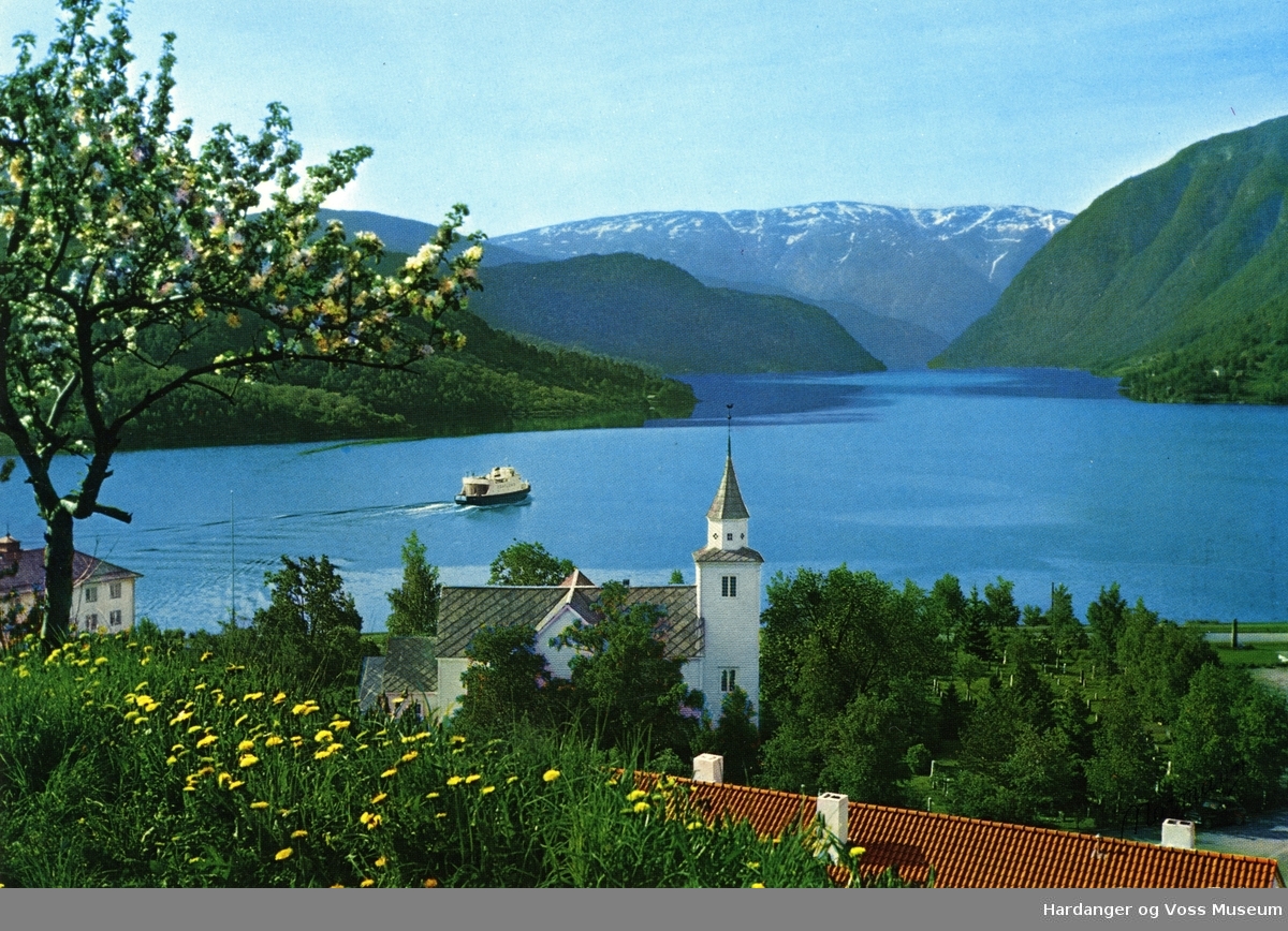 Ulvik kyrkje og ei ferje som reiser frå Ulvik - Hardanger ...