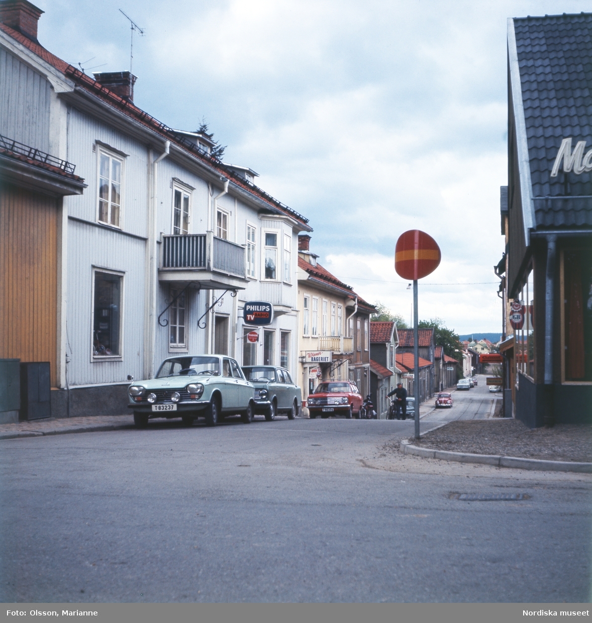 Nora Stad Rastugatan Mot Norr Fran Prastgatan Philips Radio Och Tv Och Wienerbageriet Nordiska Museet Digitaltmuseum