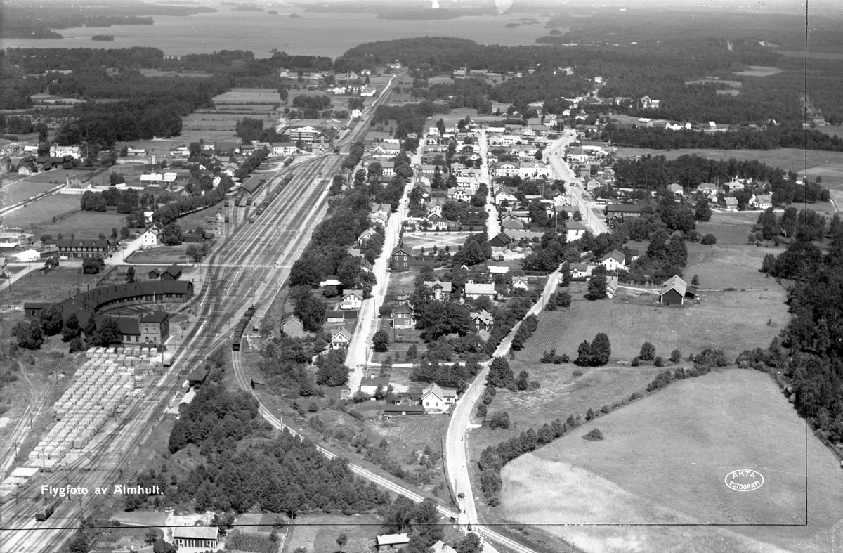 Flygfoto över Älmhult station med omnejd. Järnvägsmuseet / DigitaltMuseum