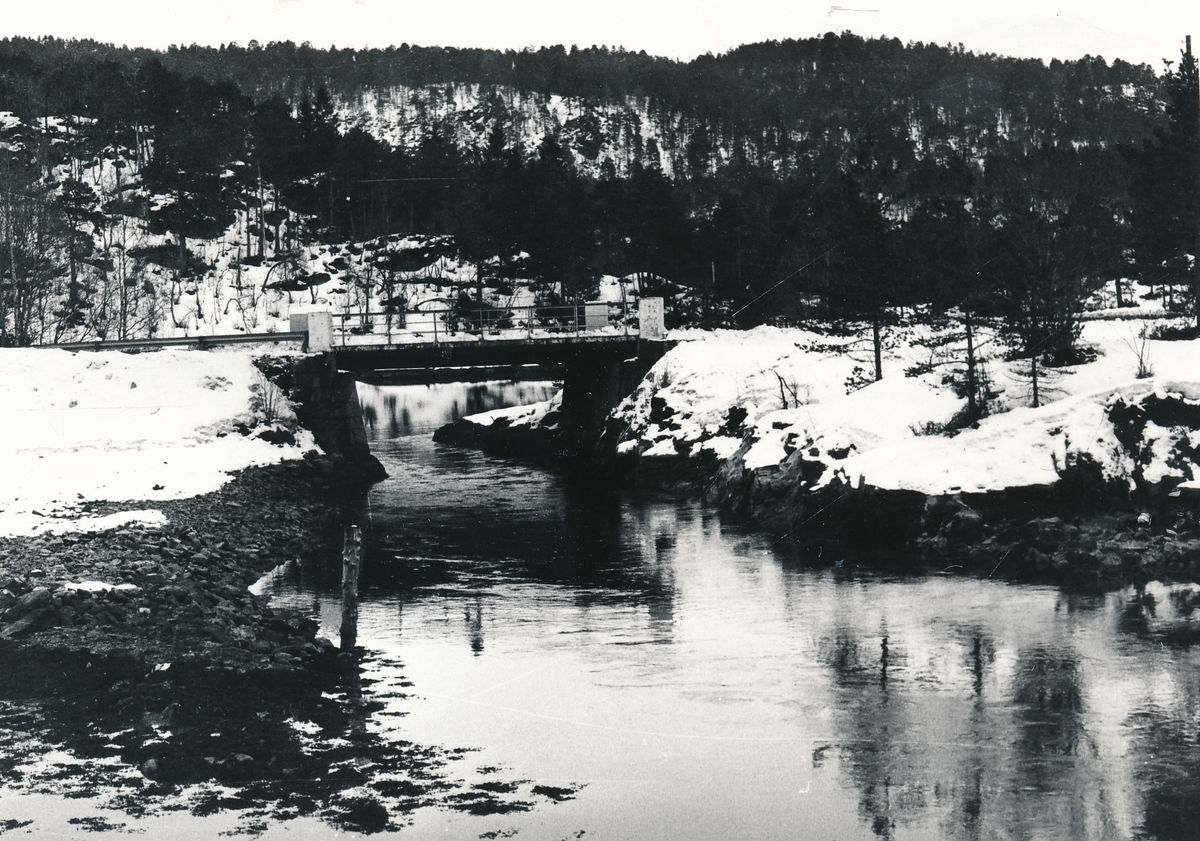 Dragsund bro, sett mot syd, vinteren 1979. hq nude image Dragsund bro, sett mot syd, vinteren 1979. picture picture