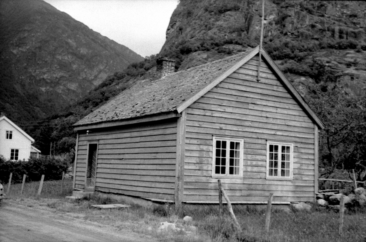 Ljøsne Lærdal Sogn Og Fjordane Bygget 1866 Lite Grått Skolehus Ved