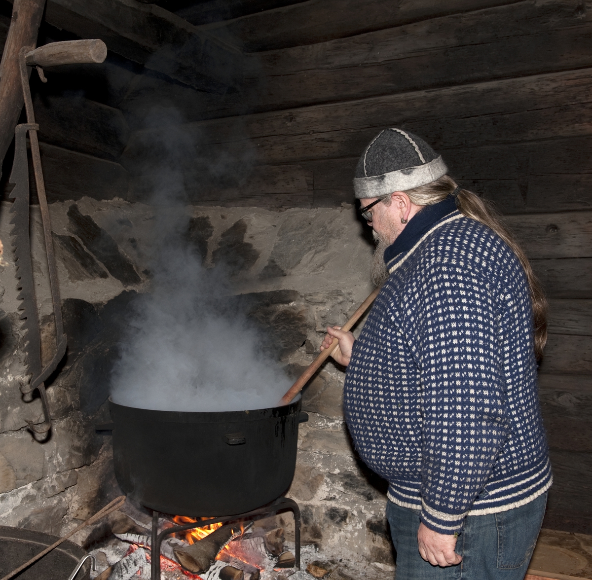 Ølbrygging i eldhuset fra Nes. - Norsk Folkemuseum / DigitaltMuseum