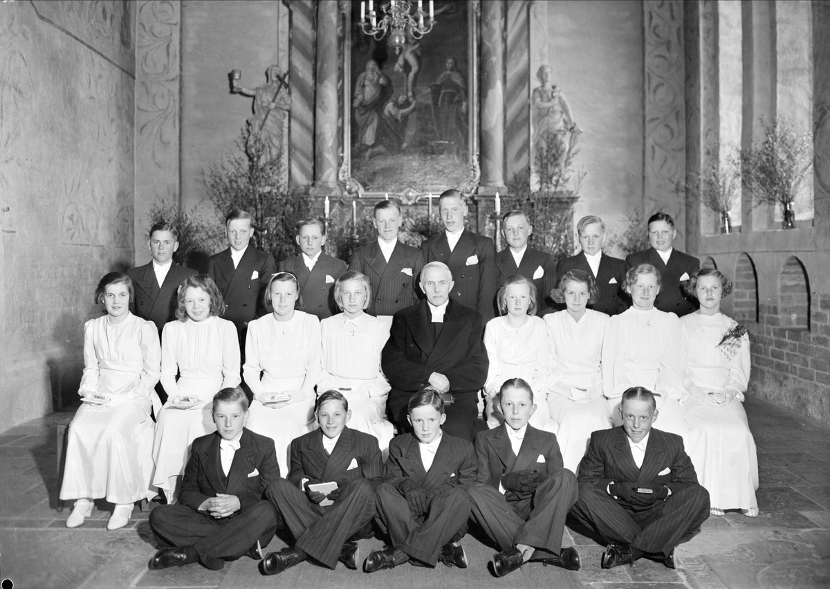 Konfirmander och präst i Vendels kyrka, Vendels socken, Uppland 1941 ...