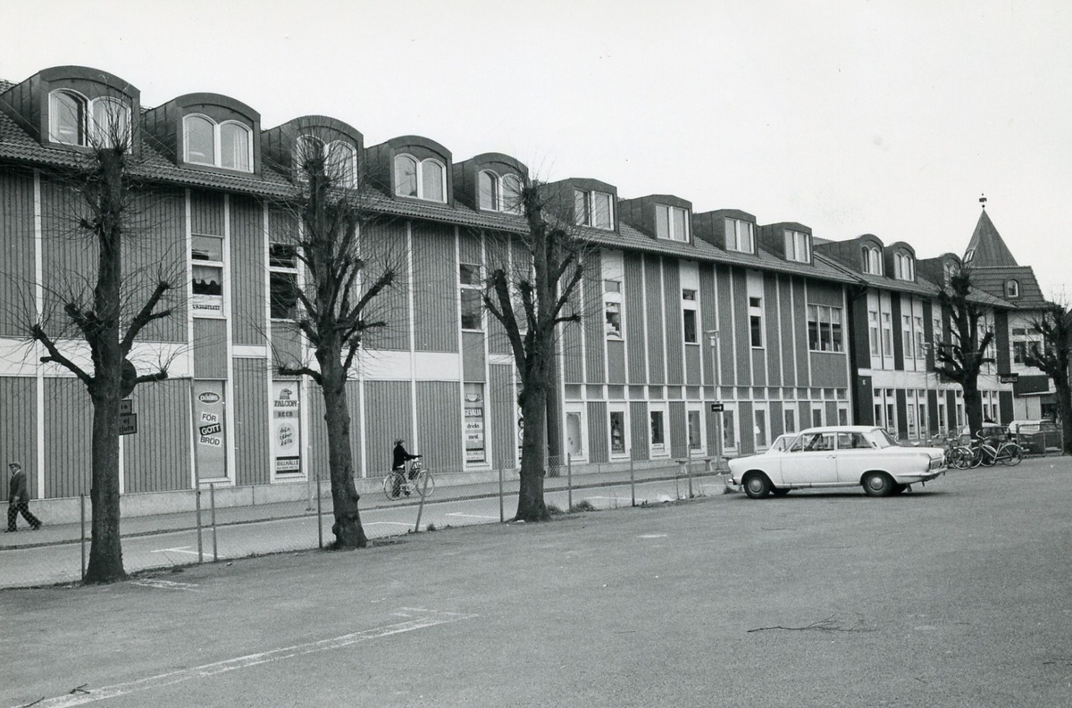 Kungsbacka. Kv Söderbro. Billhälls nya affärskomplex vid S Torggatan ...